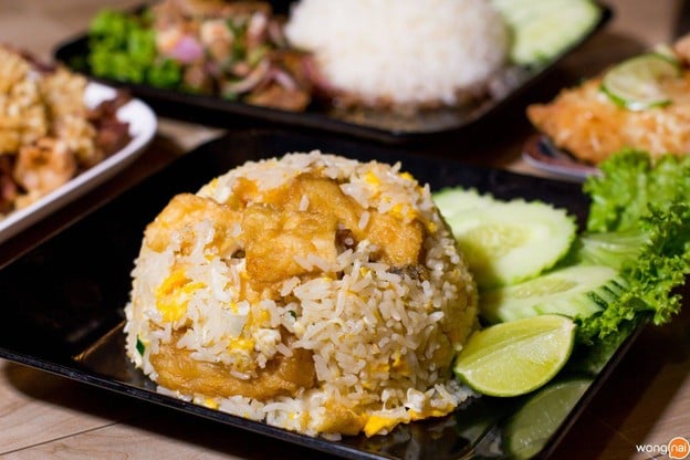 วาฬยิ้มกินนม