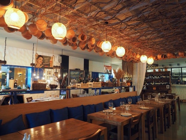 บรรยากาศ AVRA Greek Georgian Restaurant