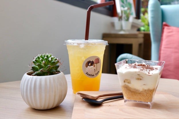 SomSak Cafe