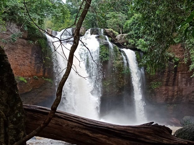 น้ำตกเหวสุวัต