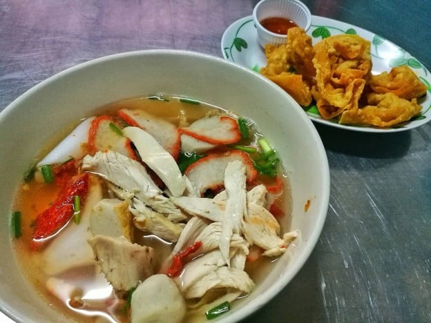 เมนูของร้าน ก๋วยเตี๋ยวไก่ บ้านพัง