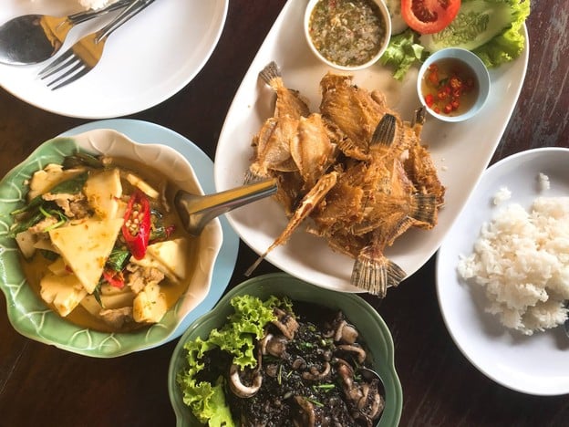 ครัวลุงแฉ่วส้มตำป้าดวง