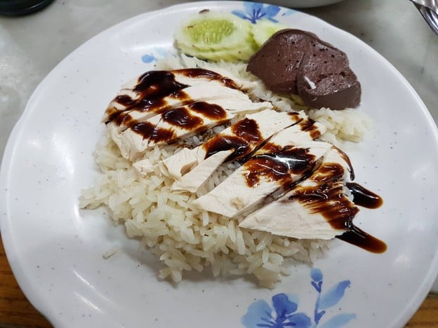 เมนูของร้าน ข้าวมันไก่ เจ๊อ้วน เสนานิคม