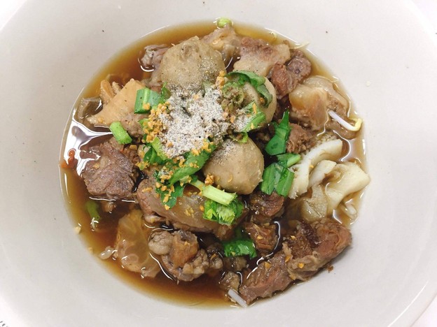 เมนูของร้าน ก๋วยเตี๋ยวเนื้อ หรอยแหล่ะ