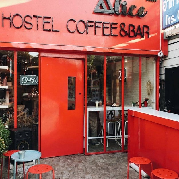 หน้าร้าน Alice Hostel & Coffee Bar Bangsaen