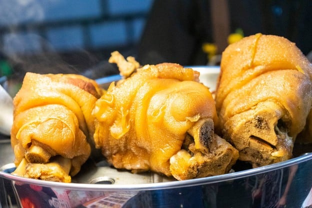 เมนูของร้าน ขาหมูเฮียอ้วน ตลาดกาแลไนท์บาซาร์