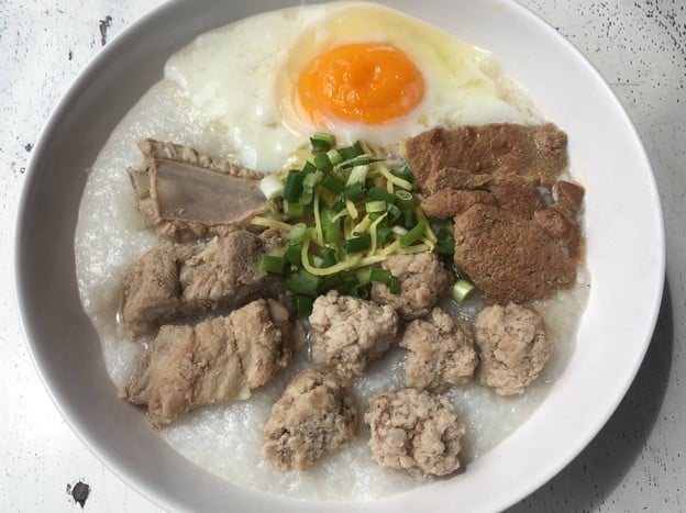 โจ๊กแต้จิ๋วหัวหิน (โจ๊กเก้าเตา) ถนนแนบเคหาสน์ ซอย.55/1 ตรงข้ามโต้รุ่งสำเพ็ง สี่แยกสะพานปลา