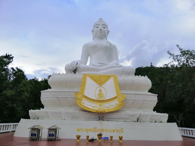 วัดพระธาตุแม่เย็น