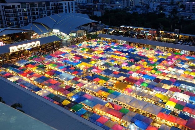 บรรยากาศ ตลาดนัดรถไฟรัชดา