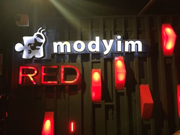 สถานบันเทิงมดยิ้ม