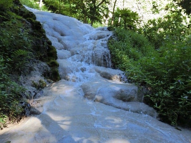 น้ำตกบัวตอง