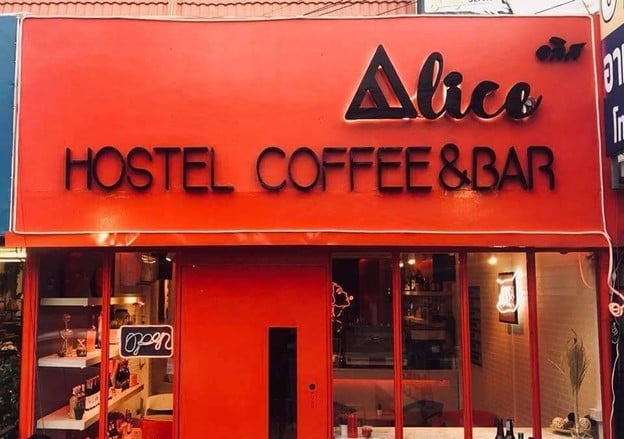 หน้าร้าน Alice Hostel & Coffee Bar Bangsaen