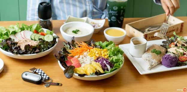 Jones' Salad ศาลาแดง