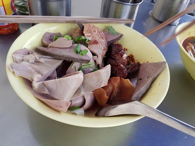 เมนูของร้าน ก๋วยเตี๋ยวหมู นายโข่ง เจ้าเก่า บ้านหม้อ สี่กั๊กพระยาศรี