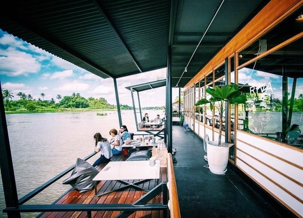 บรรยากาศ RIVA Floating Cafe ปานเทวี ริเวอร์ไซด์ รีสอร์ท แอนด์ สปา