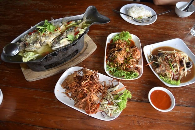 ครัวแม่ส้มเกลี้ยงริมแม่น้ำบางปะกง
