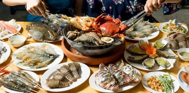 กุ้งสด ๆ ปูเป็น ๆ! บุฟเฟ่ต์ปิ้งย่าง 699 บาท อิ่มไม่อั้นที่ “โคตรทะเล”