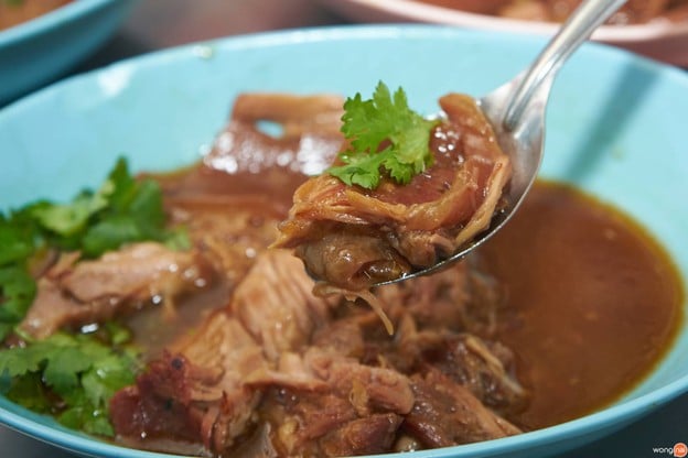 ขาหมูเจริญแสงสีลม สีลม