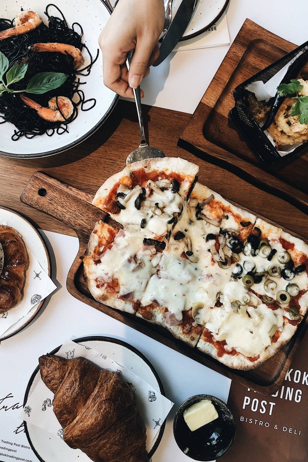 Bangkok Trading Post Bistro & Deli มาร์เก็ตเพลส นางลิ้นจี่