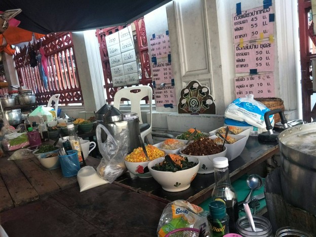 เมนูของร้าน ก๋วยเตี๋ยวปากหม้อญวน หลบมุม (ป้าเม้า) วัดไตรมิตร