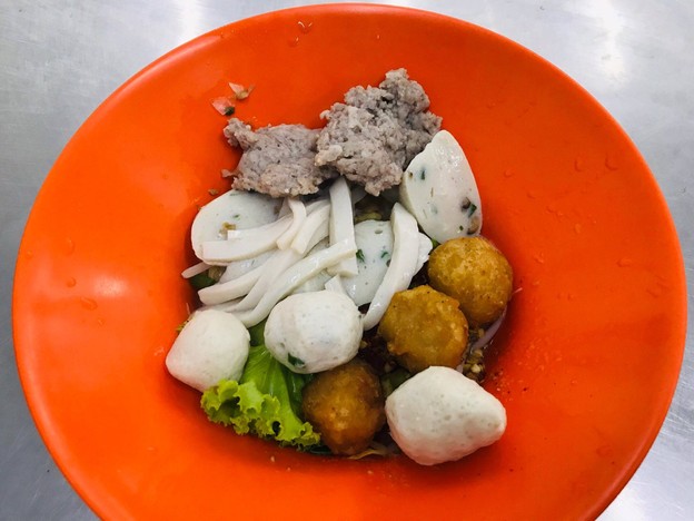 ลูกชิ้นปลาบรรทัดทอง ที่1 จส.100 บรรทัดทอง ปทุมวัน