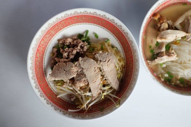 ก๋วยเตี๋ยวไก่ร้านนก By โก้-ธีรศักดิ์