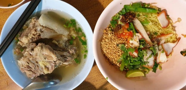 เมนูของร้าน ราชาบะหมี่เกี๊ยว หน้าAIS