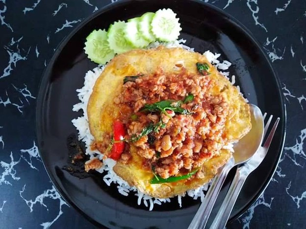เมนูของร้าน ข้าวนำโชค กระเพราไข่ข้น