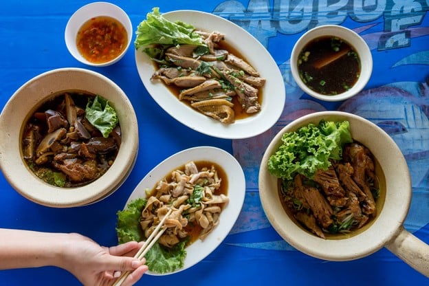 ก๋วยเตี๋ยวเป็ดตุ๋น-เป็ดพะโล้ยาจีน เจ้าเก่า 42 ปี รสเด็ด