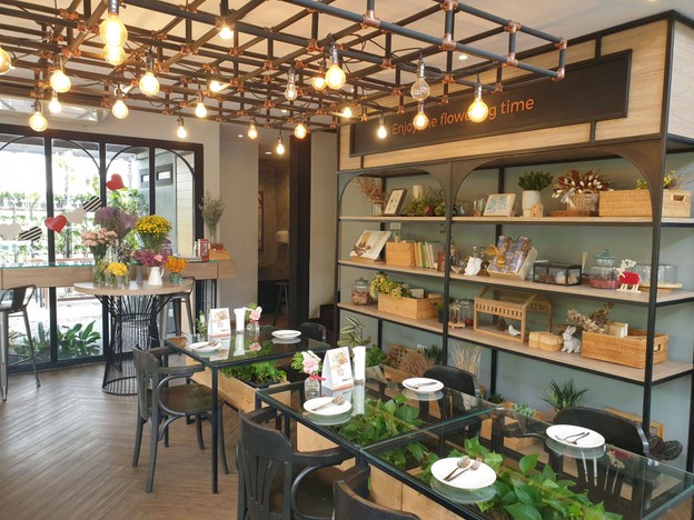 บรรยากาศ Cold Spring Café Chokchai 4 soi 72