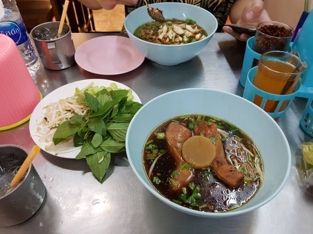 เมนูของร้าน เมืองกรุง ก๋วยเตี๋ยวไก่มะระ วังหิน