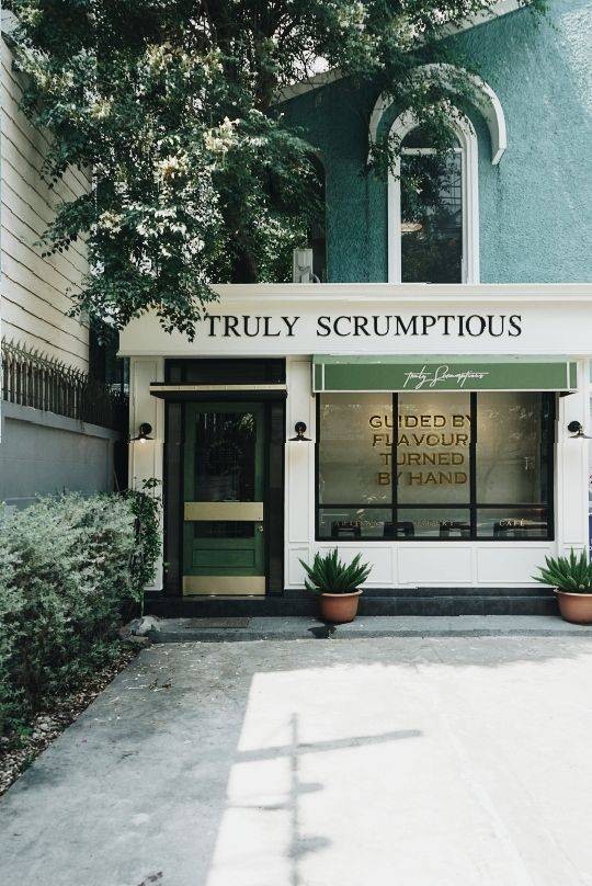 หน้าร้าน Truly Scrumptious พร้อมพงษ์