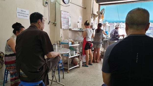 ก๋วยเตี๋ยวลูกชิ้นปลา เจ๊เปิ้ล