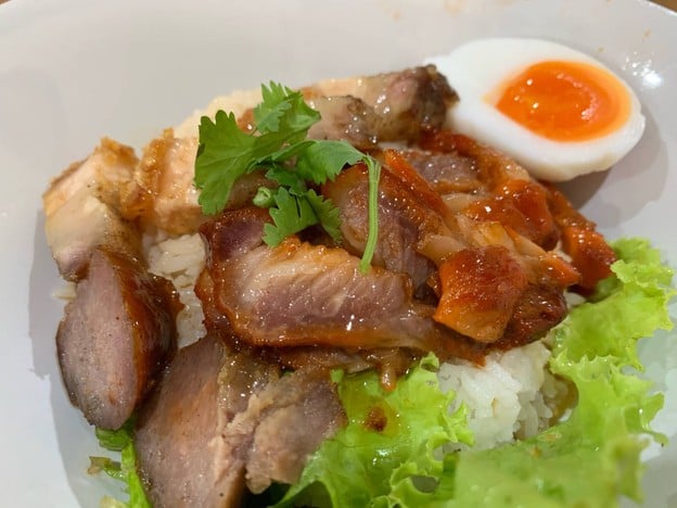 เมนูของร้าน โกหอม ข้าวหมูแดงโบราณ ตรงข้ามไปรษณีย์คอหงส์