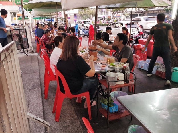 ป้าตุ๋ย หมูจุ่ม