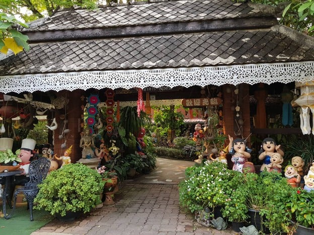 หน้าร้าน ร้านอาหารมุมไม้ ถนนสันโค้งหลวง