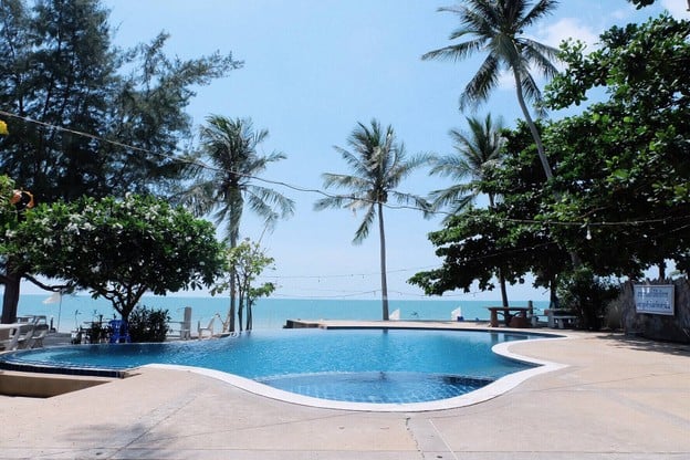 โรงแรมขนอมซันไรส์รีสอร์ท