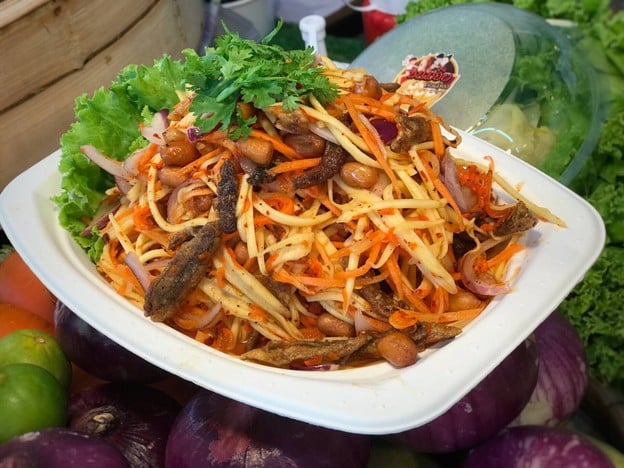 Thai style salad ยำไข่ดาว ขนมจีบคนเมือง ถนนคนเดินเชียงใหม่