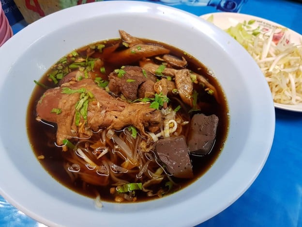 เมนูของร้าน ธนัญธรก๋วยเตี๋ยวไก่มะระ  ศาลายา