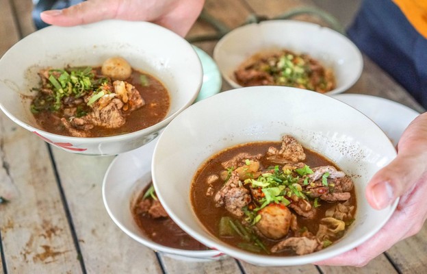 เมนูของร้าน ก๋วยเตี๋ยวเรือลุงจุน ผัดไทย ข้าวกะเพรา  ขาหมู ข้าวมันไก่