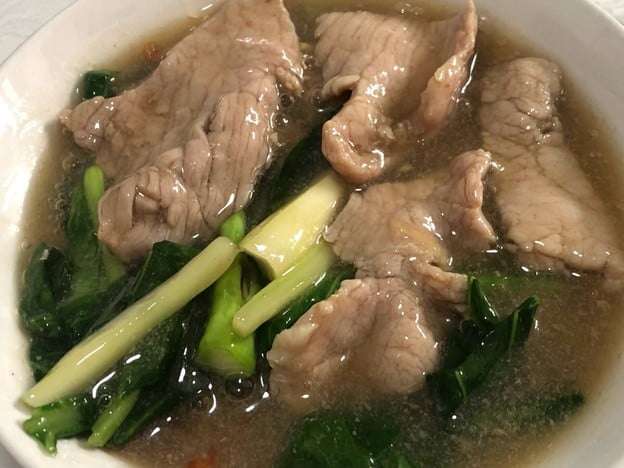 เมนูของร้าน โย่ง ราดหน้าหมูอึ๋ม เจ้าเก่า เจ้าเดียว