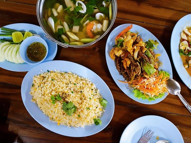 เมนูของร้าน ครัวเม็ดทราย ชายหาดชะอำ