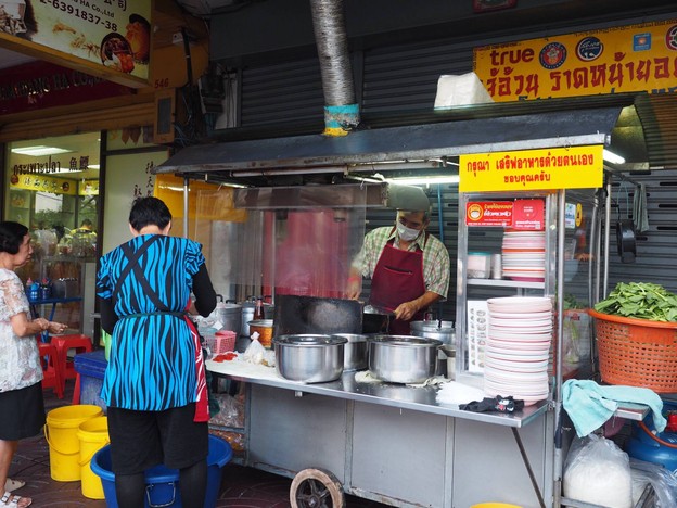 เจ้อ้วนราดหน้ายอดผัก