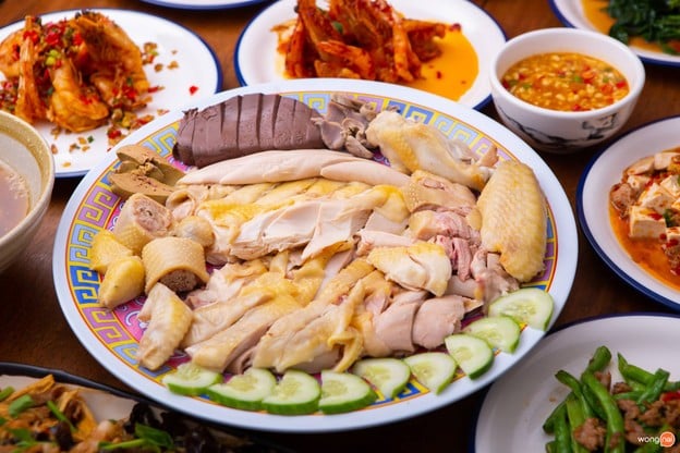 ข้าวมันไก่ไหหน่ำหนั่ง สูตรไหหลำแท้ดั้งเดิม สาทร