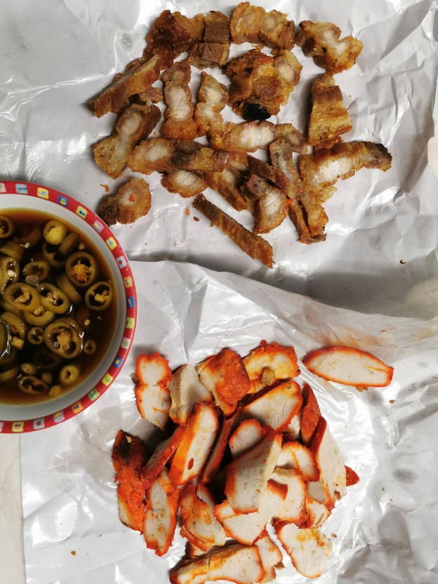 เมนูของร้าน ข้าวหมูแดงเลิศรสเจ๊โส่ย