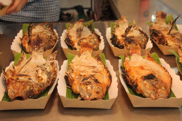 เมนูของร้าน ปลาเผาอินเตอร์ เมี่ยงปลาเผา ตลาดนัดจตุจักร ตลาดจตุจักร