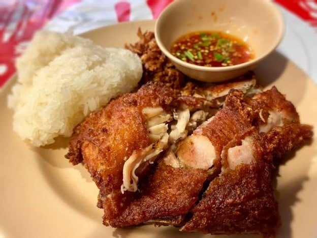 เมนูของร้าน ไก่ทอดเดชา ชีอุทิศ