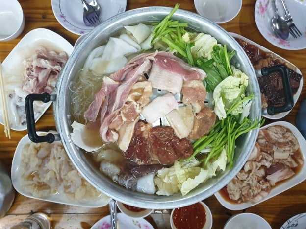 เฮือนอีสาน จิ้มจุ่ม หมูกระทะ(รับสินค้าเฮือนหลังใหญ่/หลังเที่ยงคืนรับที่เฮือนหลังเล็ก)