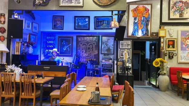 Blue Moon Bar & Restaurant