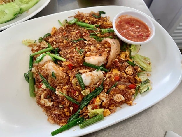 ข้าวผัดปูเมืองทอง 1 ต้นตำรับ โดยคุณ พิมพร สุคนธสวัสดิ์